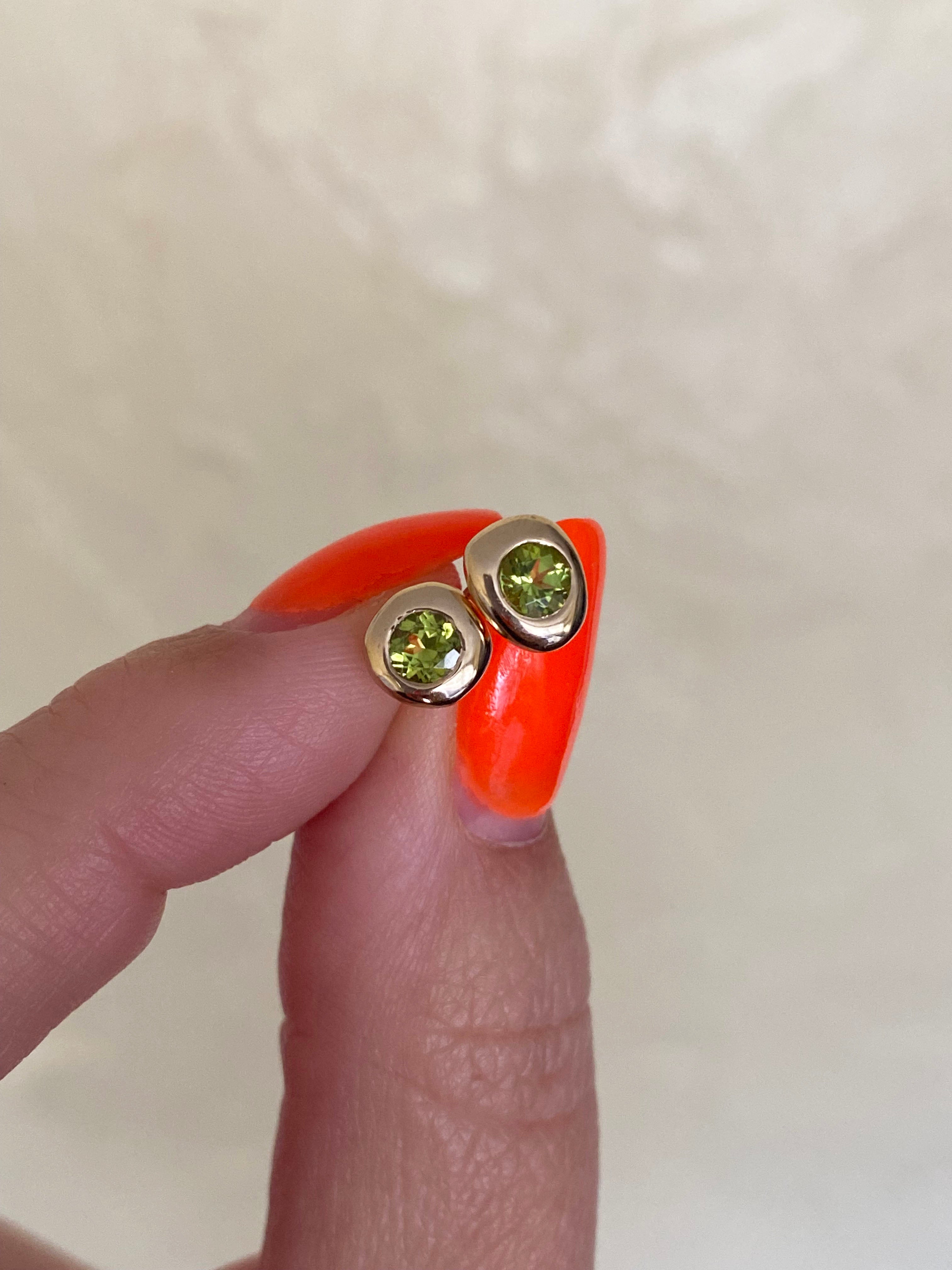 PERIDOT PEBBLE STUDS