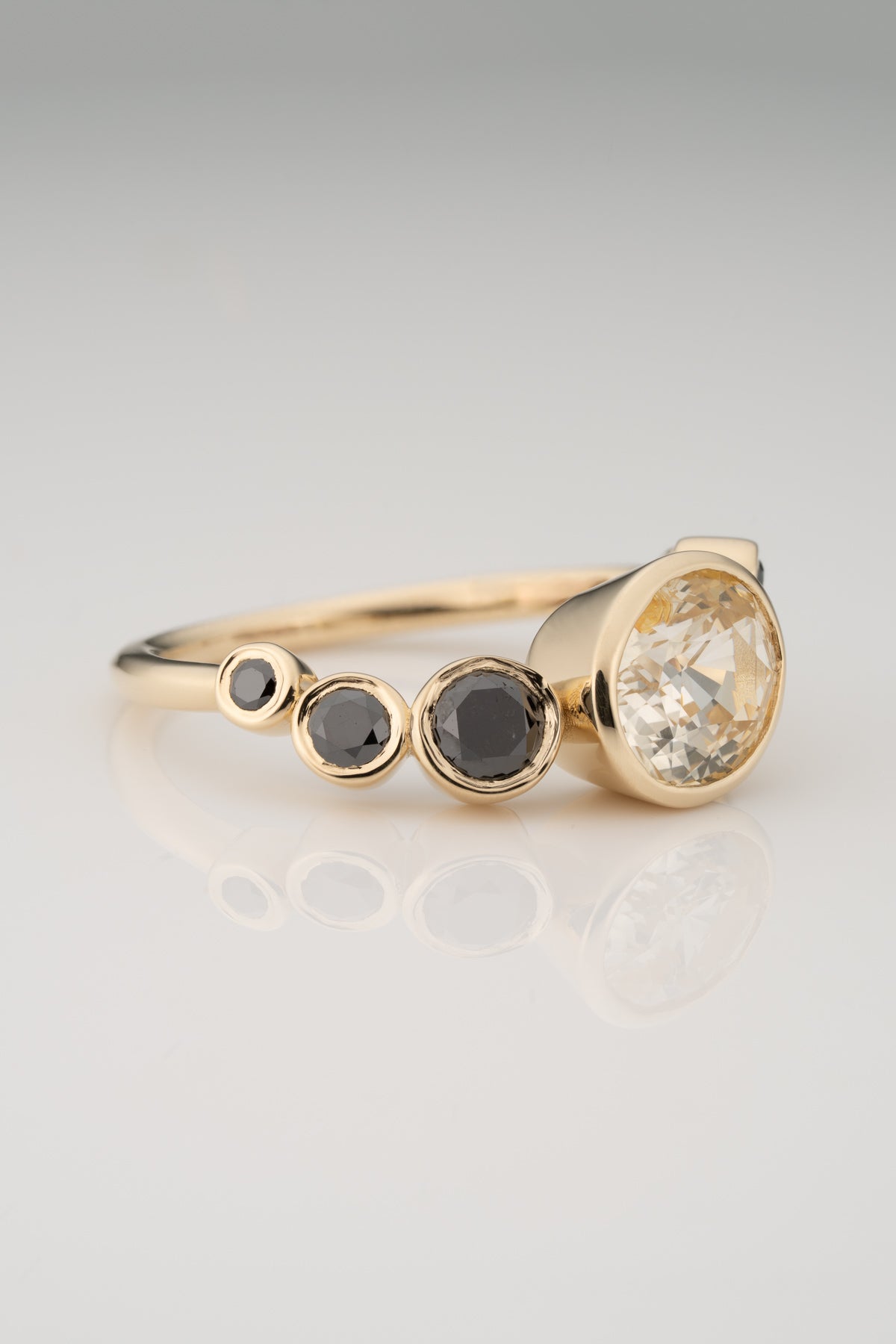 SAPPHIRE AND BLACK DIAMOND GRADUATED RING